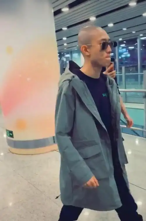 张一山剃光头后走机场路人镜头下暴露真实身高看着只有160
