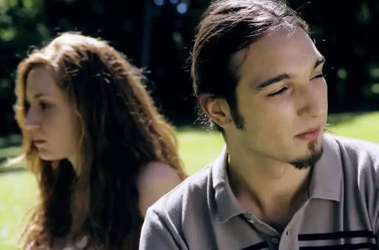 西方人,两个人,夫妻,横图,室外,白天,正面,爱情,草地,草坪,植物,欧洲