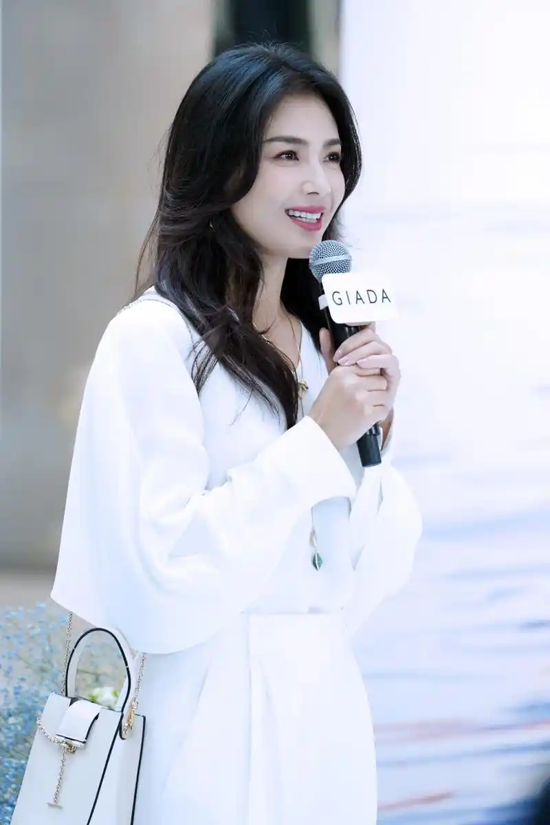 刘涛最新活动照曝光,很多人都觉得她比前两年美了许多.