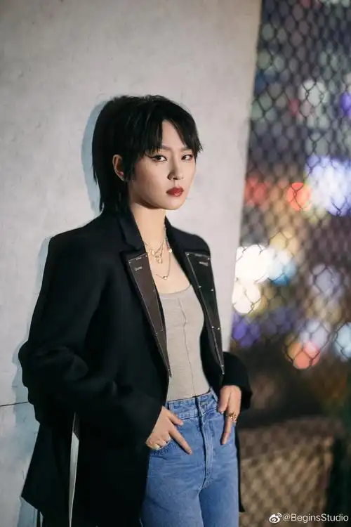 组图:酷笔上线!周笔畅镜面翻领西装搭拼接牛仔裤随性摩登