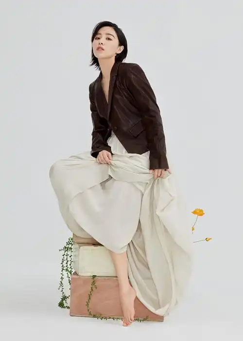 阚清子质感封面大片袭来 多变造型演绎夏日新风尚