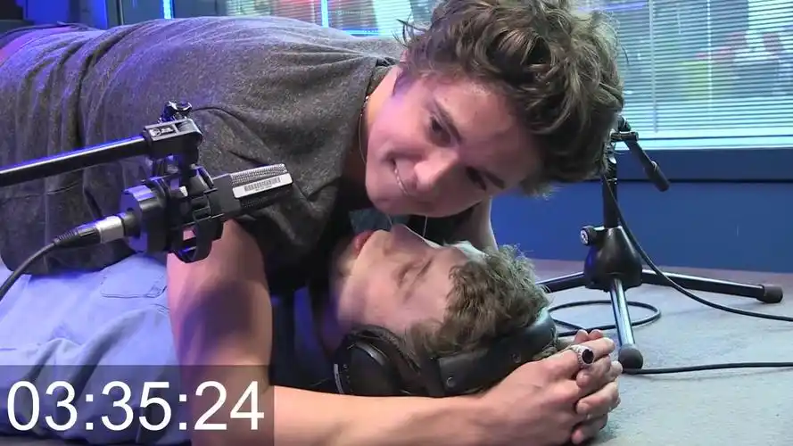 the vamps主唱brad接受英国电台主持人的平板支撑采访挑战,还是你们