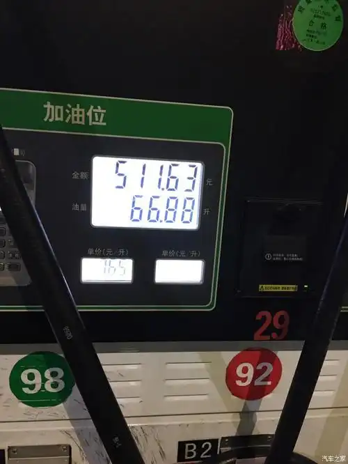 最格油表在闪烁后还开了10公里找加油站,路心虚