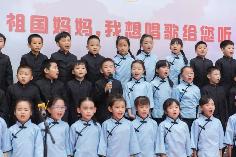 "祖国妈妈,我想唱歌给您听"--郑州经济技术开发区泰和小学举行歌咏