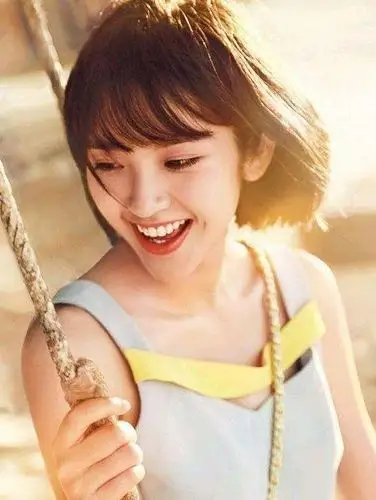 特别笑起来的时候两个浅浅的小酒窝,眼睛弯弯的特别迷人,让人过目难忘