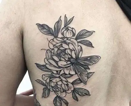 线条后背牡丹纹身图案