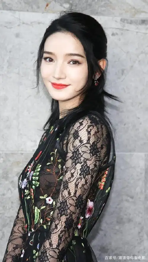 青年女演员代斯:妩媚娇艳,秀丽多姿