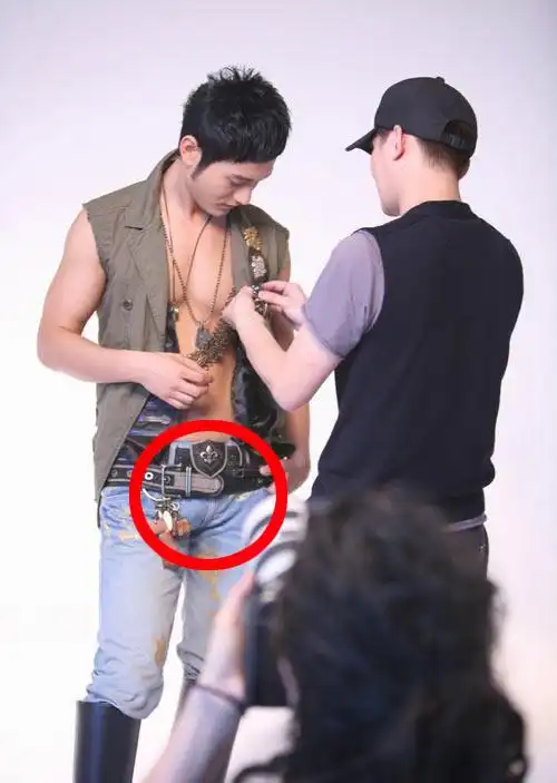 黄晓明装酷耍帅喝酒过猛当场呕吐大出糗(组图)