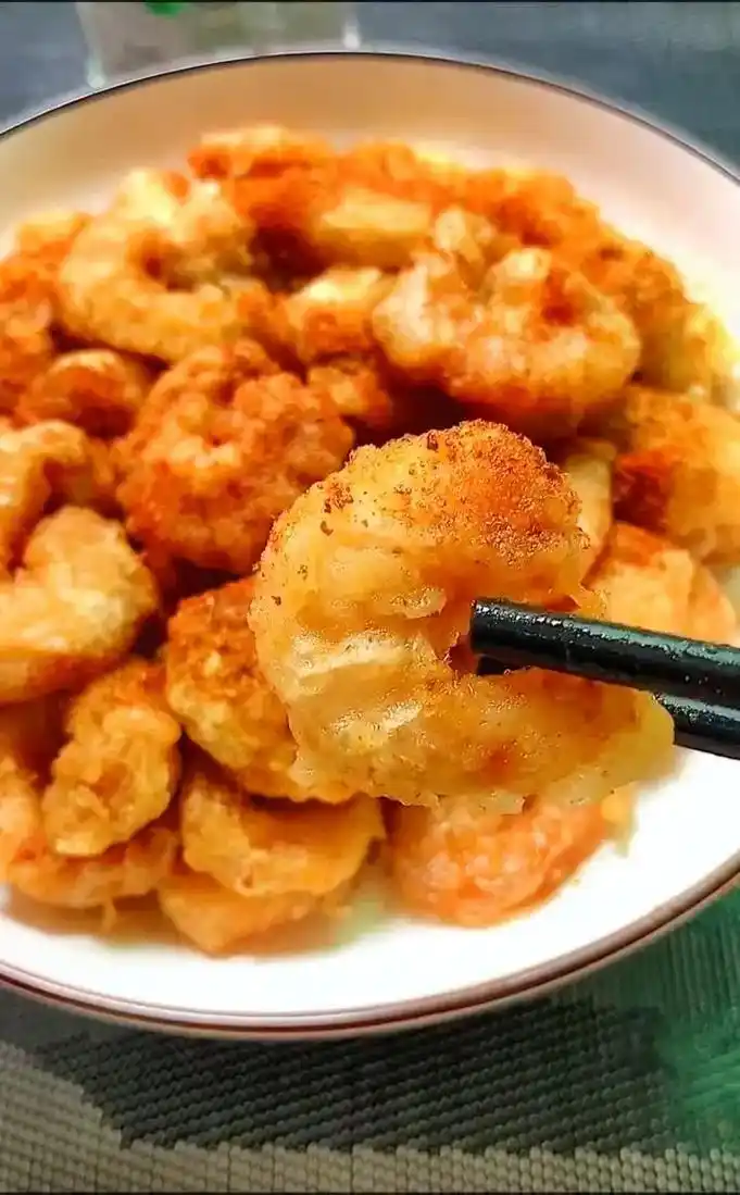 香酥虾仁的做法:取适量剔除虾线的虾仁洗净控水. - 抖音