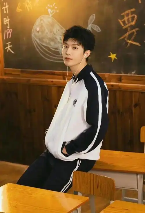 范丞丞素颜路透照引发热议!网友直言认不出!