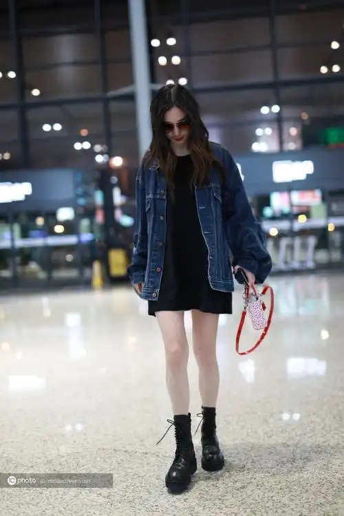 独家angelababy杨颖现身露出爽朗微笑朋克范儿装扮秀腿精实力