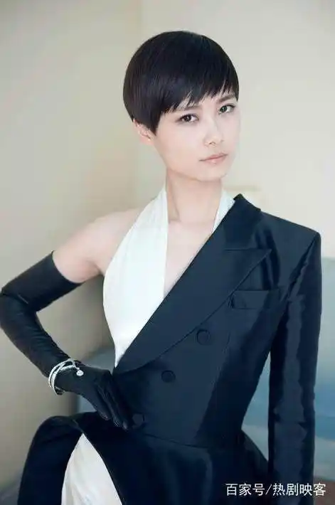 那年比较流行这种垫的有点爆炸的发型,所以不止李宇春,其他人都差不多