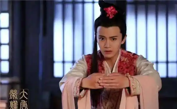 任嘉伦在《大唐荣耀》也有一段穿上女装的剧情,虽然看起还行,不至于辣