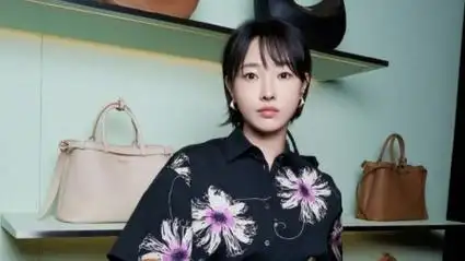 白百何短发干练 穿新中式刺绣上衣气质佳