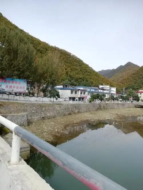 汤河位于卢氏县熊耳山南麓,老鹳河畔,沿河修建的秀美小镇.