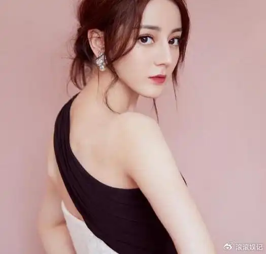 迪丽热巴素颜被抓拍,离开美颜滤镜后,真实皮肤状态是这样的|迪丽热巴