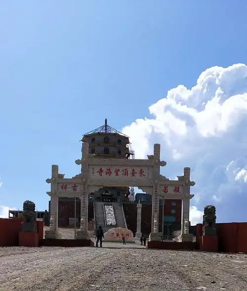 东台望海寺望海峰2795米,寺内供有聪明文殊菩萨.