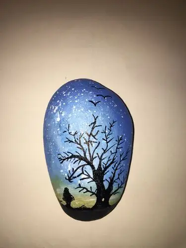 卵石绘画社团的宝贝们齐聚一堂,看大家正在商议今天的星空石头绘画