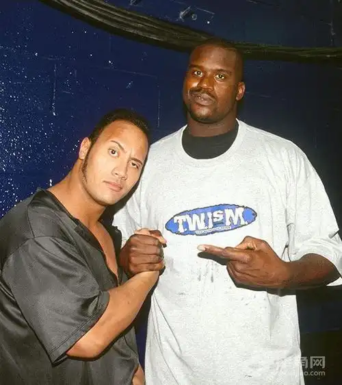 奥尼尔和巨石强森合影照近距离拍摄强森肌肉有多强悍