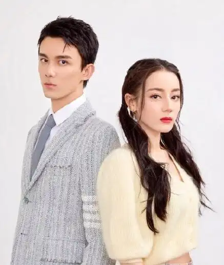 迪丽热巴吴磊同框拍写真对视搭肩氛围超甜