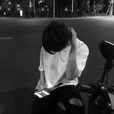 颓废男生黑白头像孤独比将就好受