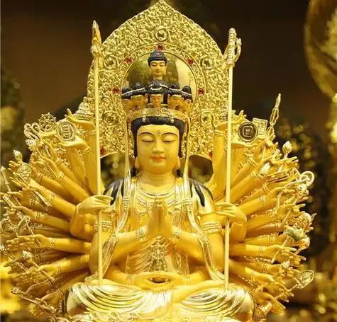 寺院里供奉着一尊千手千眼观音铜造像