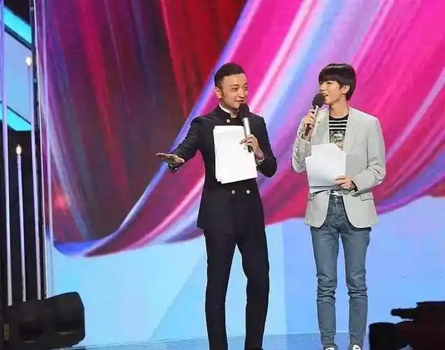 王俊凯与尼格买提同框暴露真实身高网友确实180大高个了