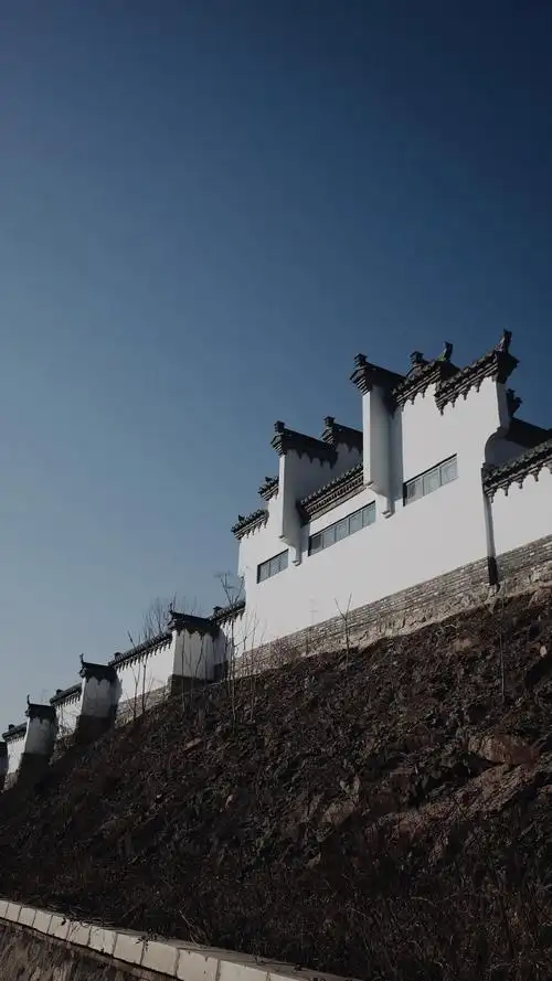 优雅的飞檐翘角,精美的雕刻和独特的屋顶造型,展现出徽派建筑的独特