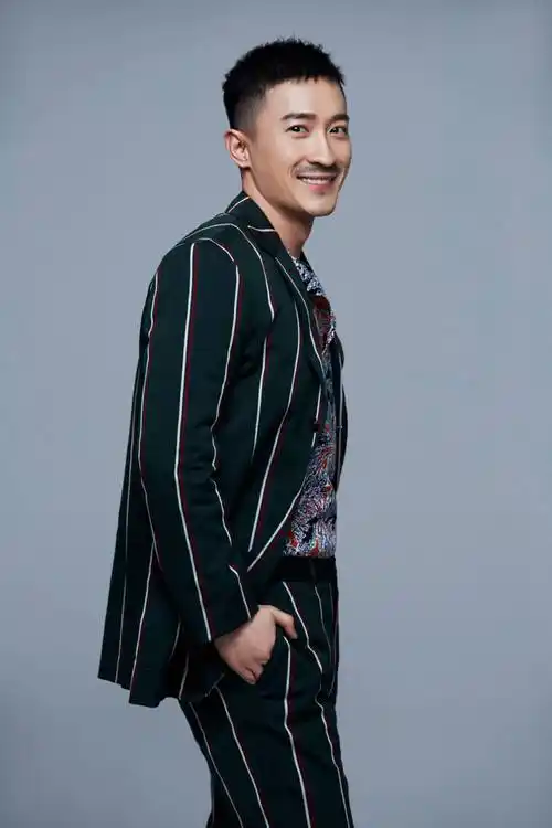 张铎释出春日写真大片 率性雅痞彰显演员反转魅力