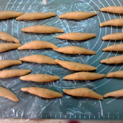 第11步,搓成纺锤形.