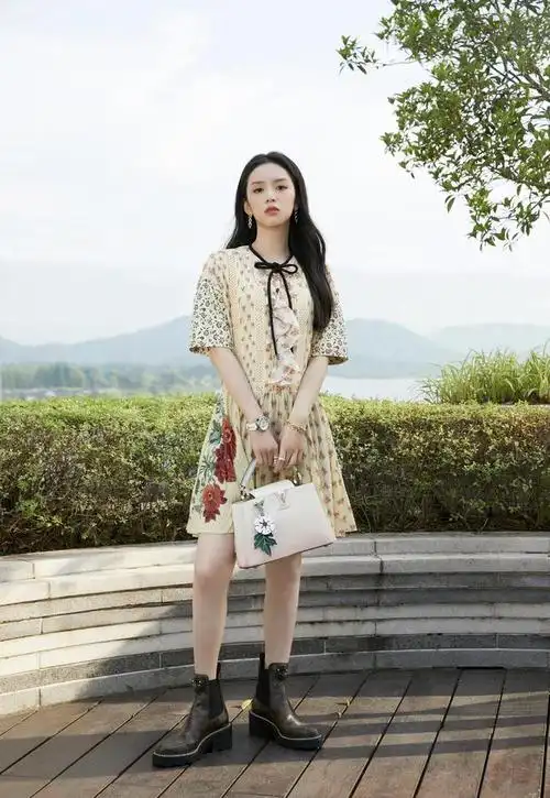 和颂传媒签约的周也穿泡泡袖牛仔裙清纯气质十足