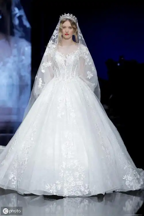 2020米兰春夏时装周走秀,白色系的婚纱新颖设计,模特美若天仙