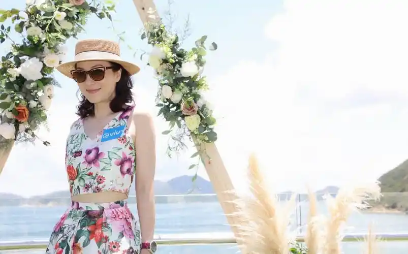 张可颐印花裙优雅写真图片