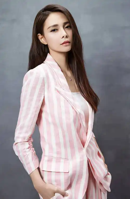 沈梦辰,1989年出生于中国湖南省,身高171厘米,体重52公斤.