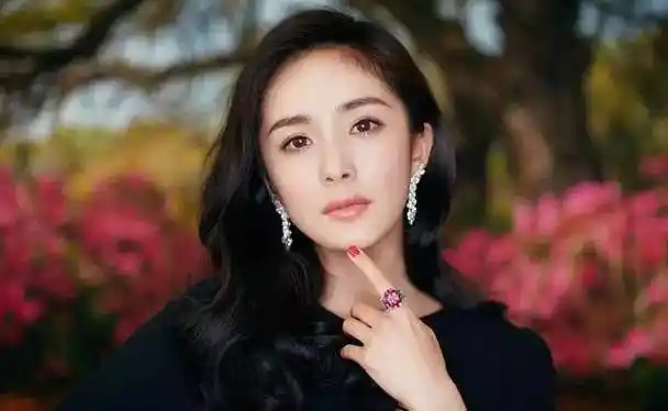 杨幂最新写真曝光,比前两天的僵硬脸美多了,网友:成熟了_风格_珠宝