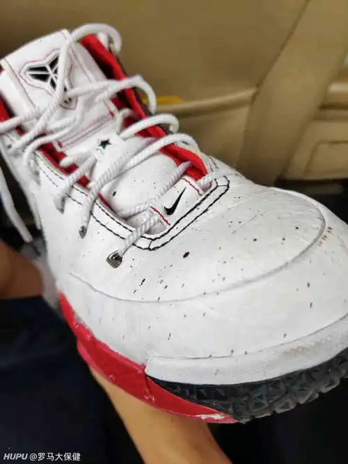 [求助]球鞋沾上不明黑色液体,怎么破!