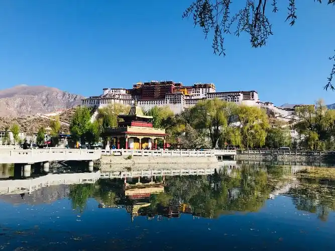 布达拉宫为世界上海拔最高集宫殿,城堡和寺院于一体的宏伟建筑群.