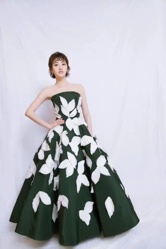 景甜穿衣越发大胆,深v吊带装各种秀事业线,女神这是豁出去了!