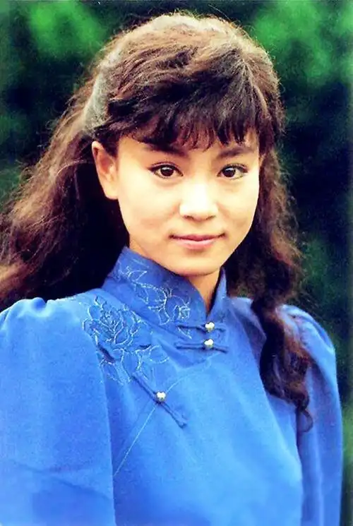 40年后再回首,刘雪华的港风穿搭一枝独秀,知性而华贵