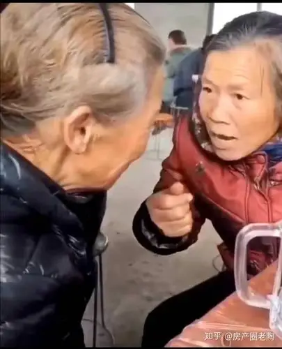 马上要过年了如果再不买套房子过年回村里老太太就是这样议论你的