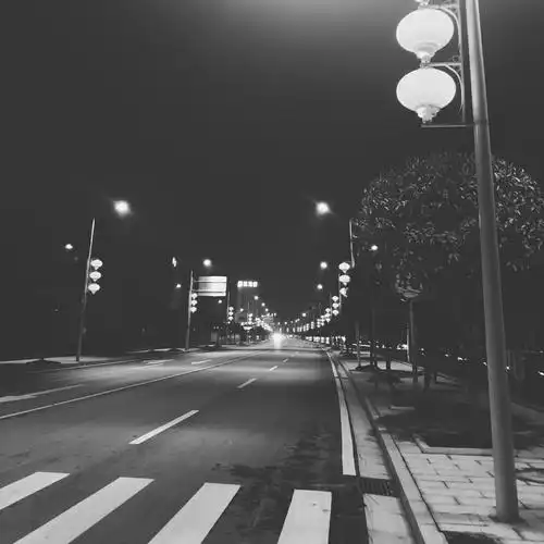 幽暗的灯光下,徘徊的十字路口向-吃酸奶要舔盖