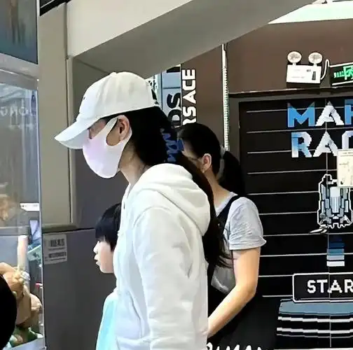 偶遇angelababy带小海绵国庆游玩