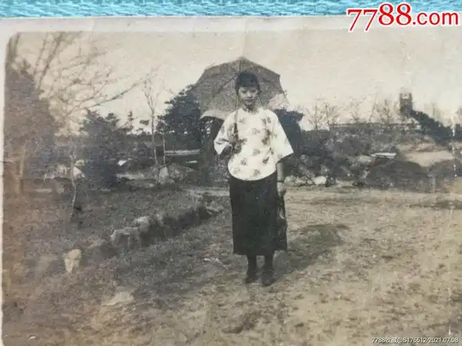 民国撑阳伞的美女照片-老照片-7788集邮集卡