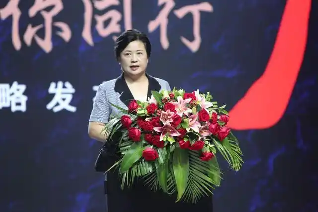 彼时,宋广菊45岁,身份还是保利地产总经理, 广州地产界唯一的女性职业