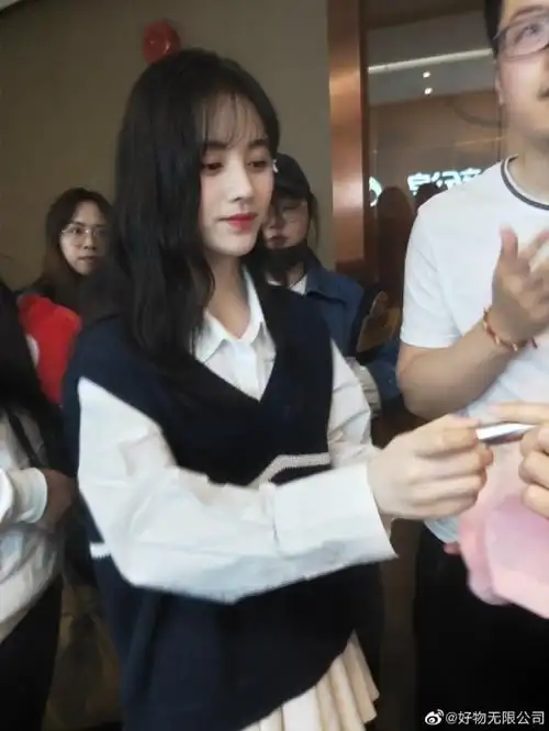 鞠婧祎现代装机场生图3