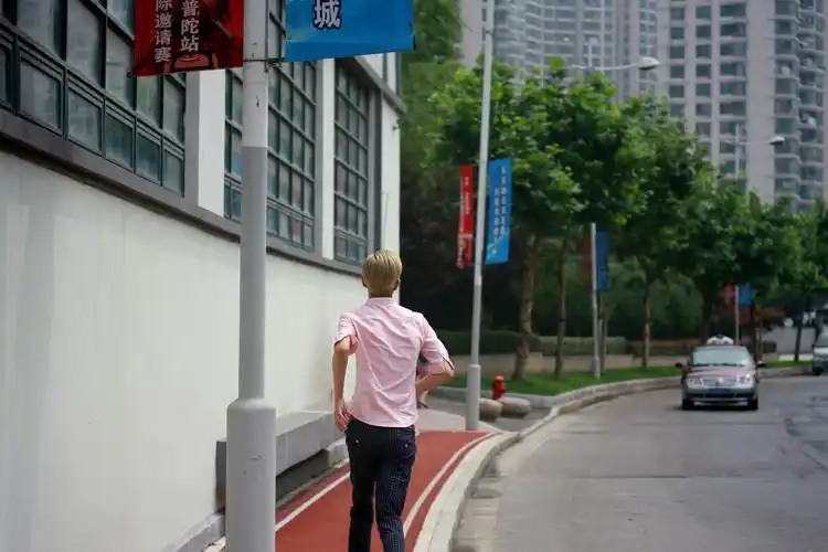 还有在路上拍到的帅哥,这个背影帅帅哒.