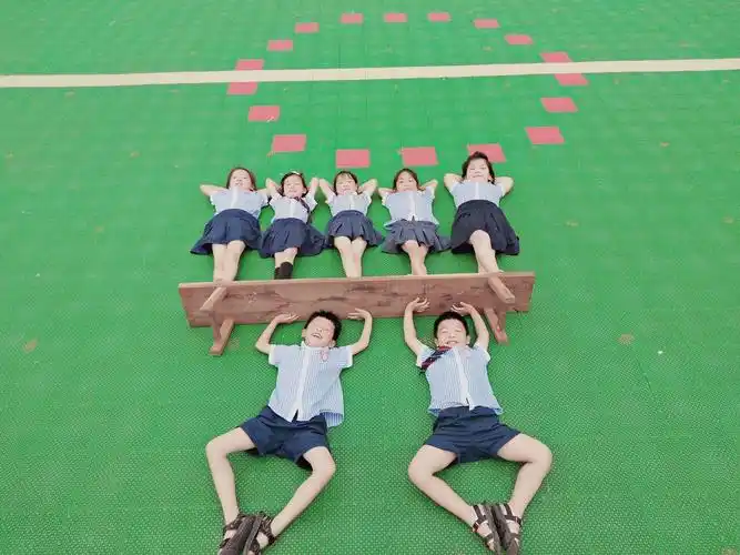 来一组美美的照片,用凳子拍出不同的照片,摆出最美的造型