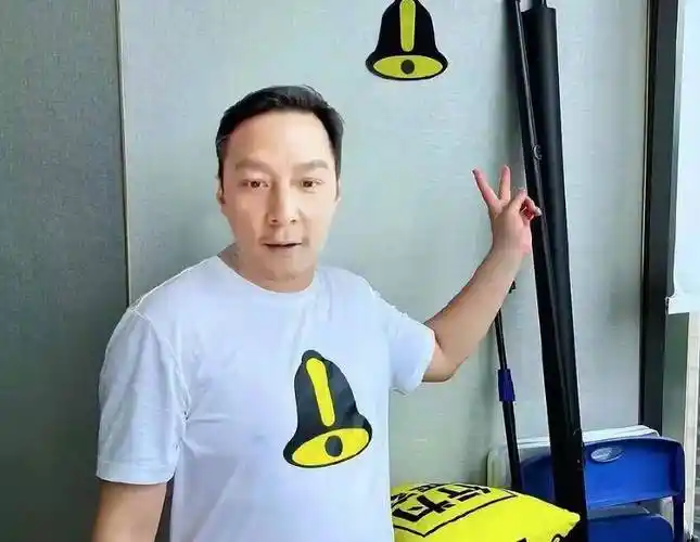 48岁吴彦祖焕发青春!我又瘦又帅,棱角分明,跟自拍差远了!