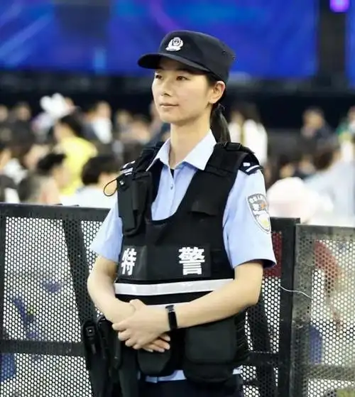 女子特警巡逻小队一支由3名全副武装的在武汉市武昌区洪山路的街头3月