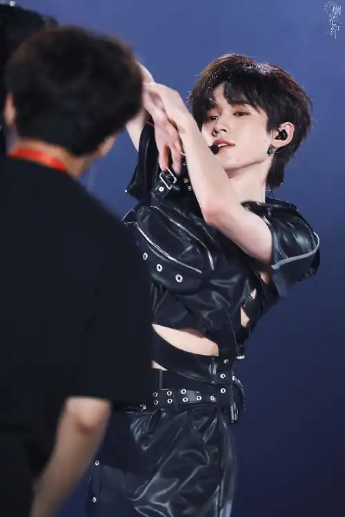 宋亚轩腹肌#  此团看起来好像只有这一个人在身材管理  宽肩窄腰大